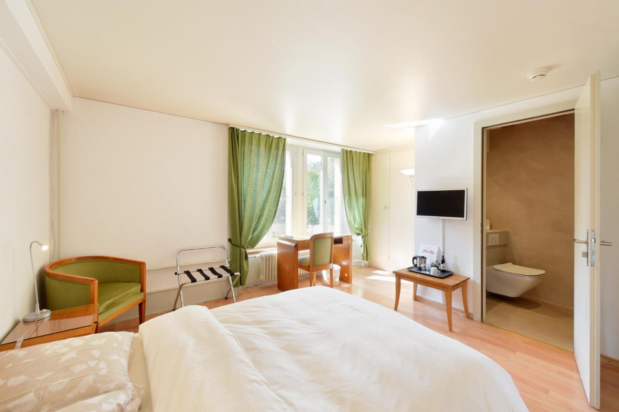 Hotel De L'Aigle Couvet Zimmer foto